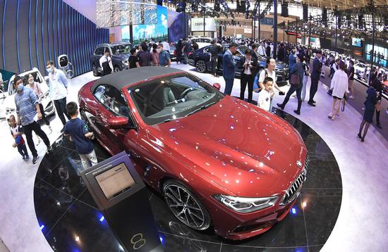人们周四在江苏省南京市参观2020年南京国际汽车展览会。 为期六天的活动于周四开始，吸引了100多个汽车品牌，展出了近1,000辆汽车。 （万成鹏/中国日报）